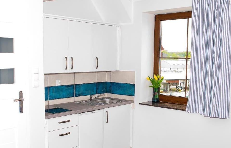 Fridge, stovetop, coffee/tea maker, electric kettle