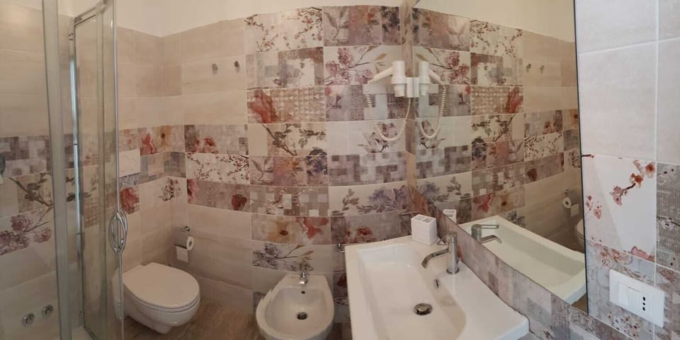 Double or Twin Room (3) | Bathroom | Shower, rainfall showerhead, free toiletries, hair dryer
