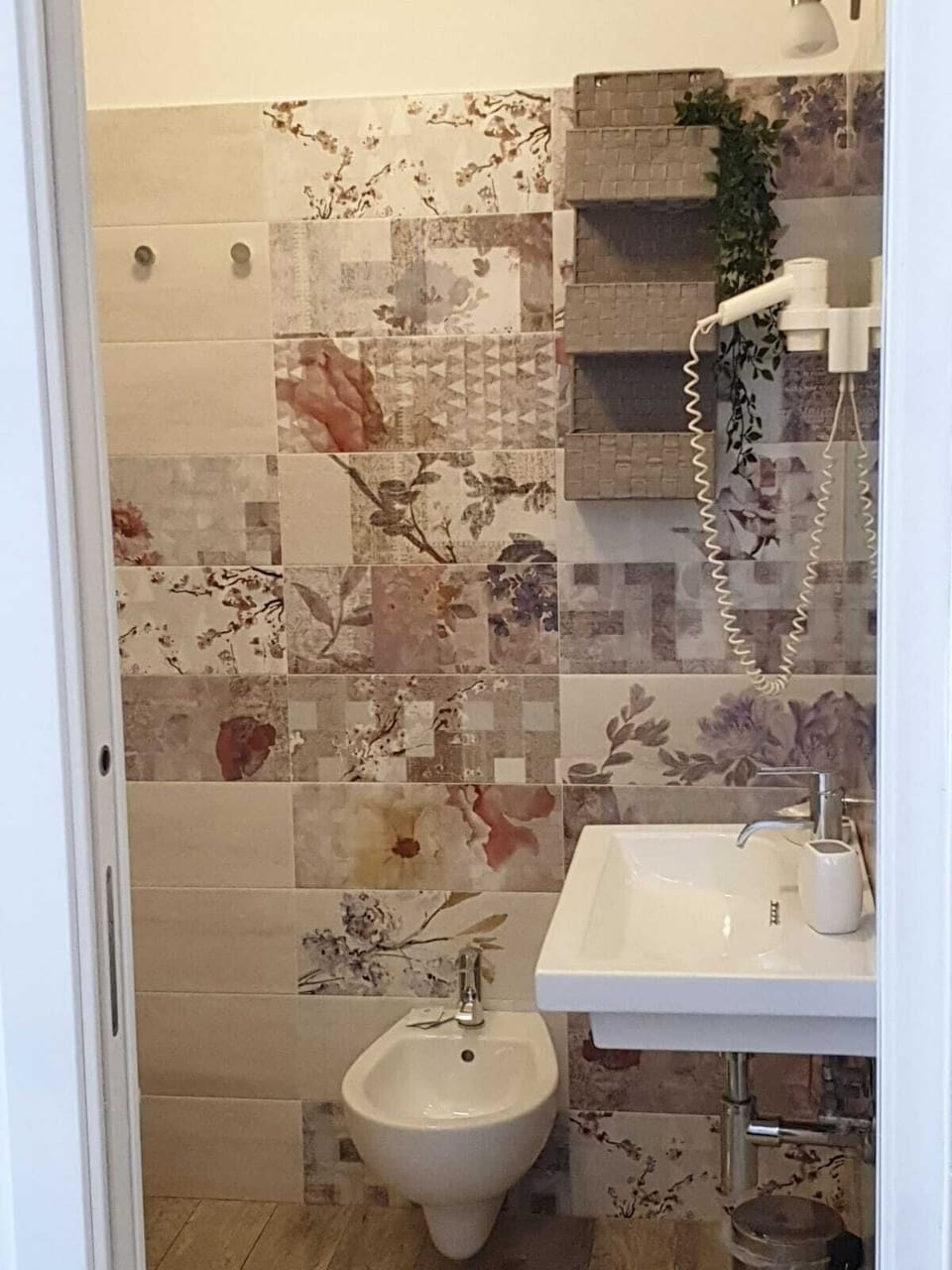Double or Twin Room (3) | Bathroom | Shower, rainfall showerhead, free toiletries, hair dryer