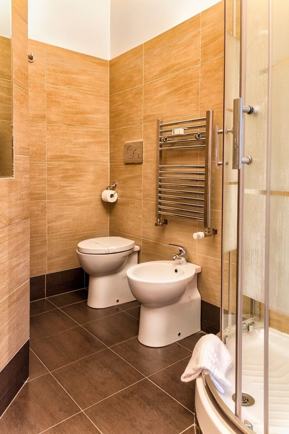 Double Room | Bathroom | Shower, free toiletries, hair dryer, towels