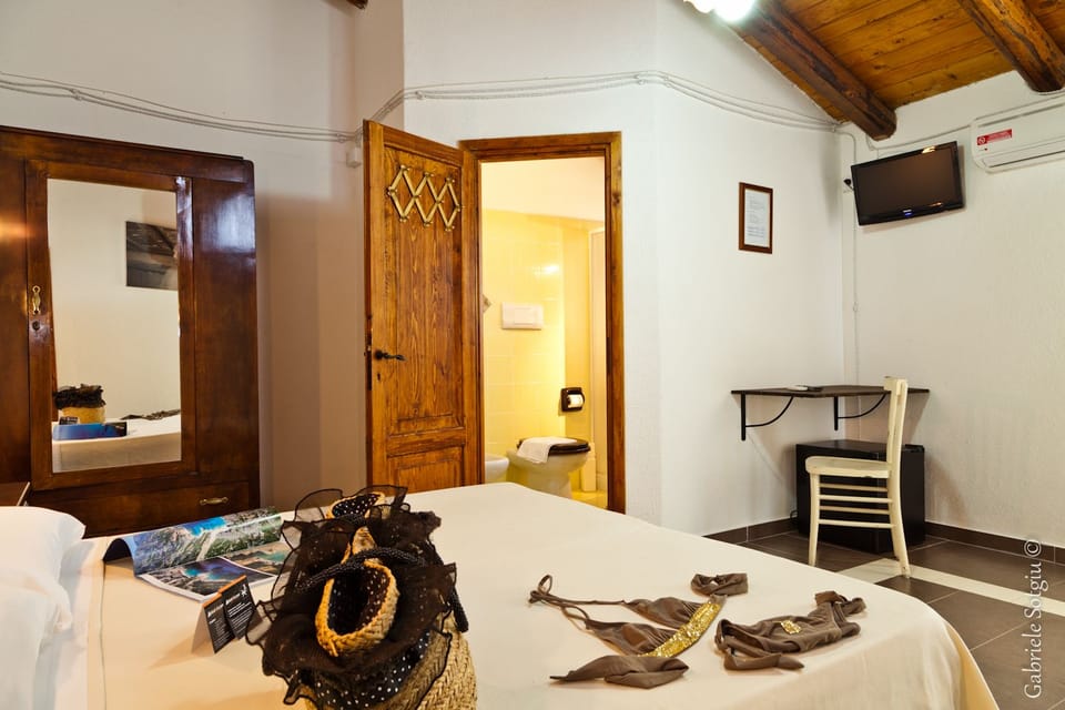 Economy Double Room, Garden View | Minibar, desk, free WiFi
