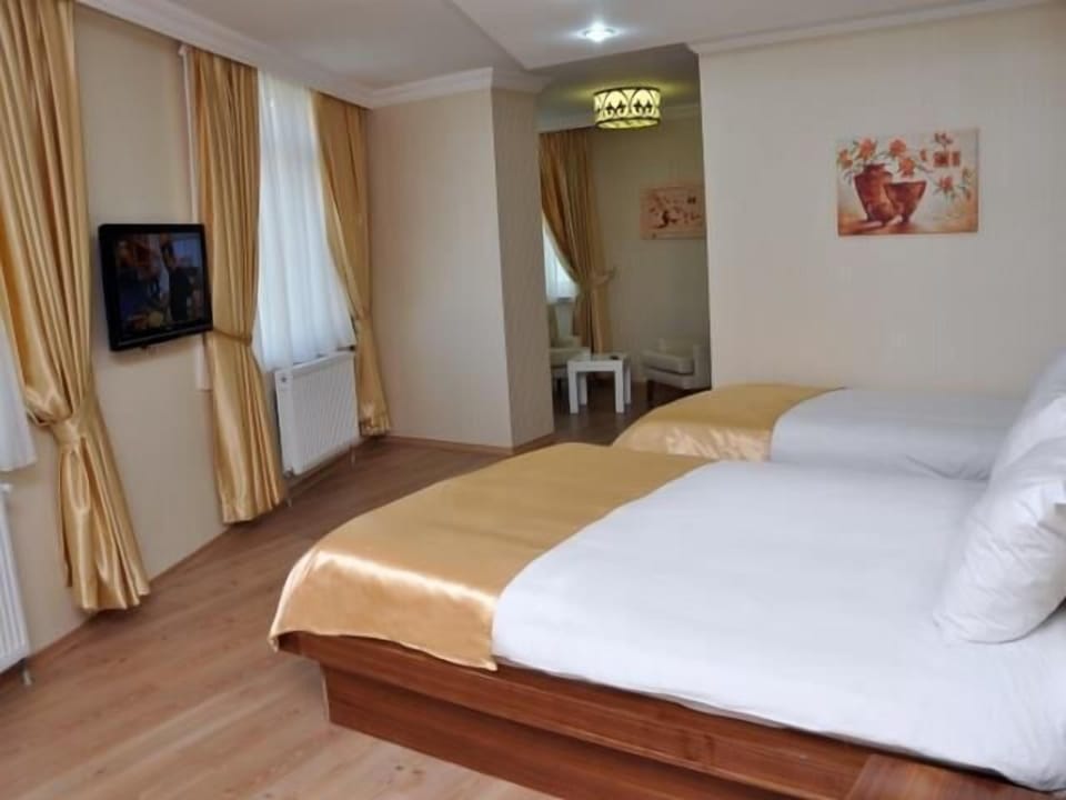 Family Room | Minibar, in-room safe, desk, soundproofing