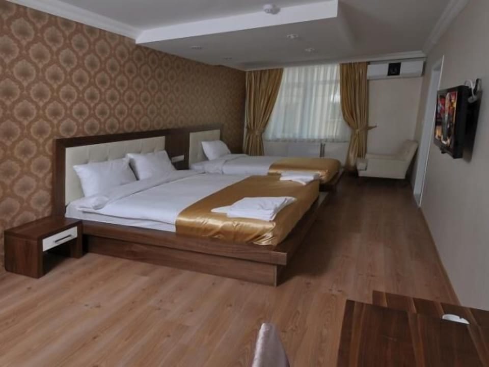 Family Room | Minibar, in-room safe, desk, soundproofing