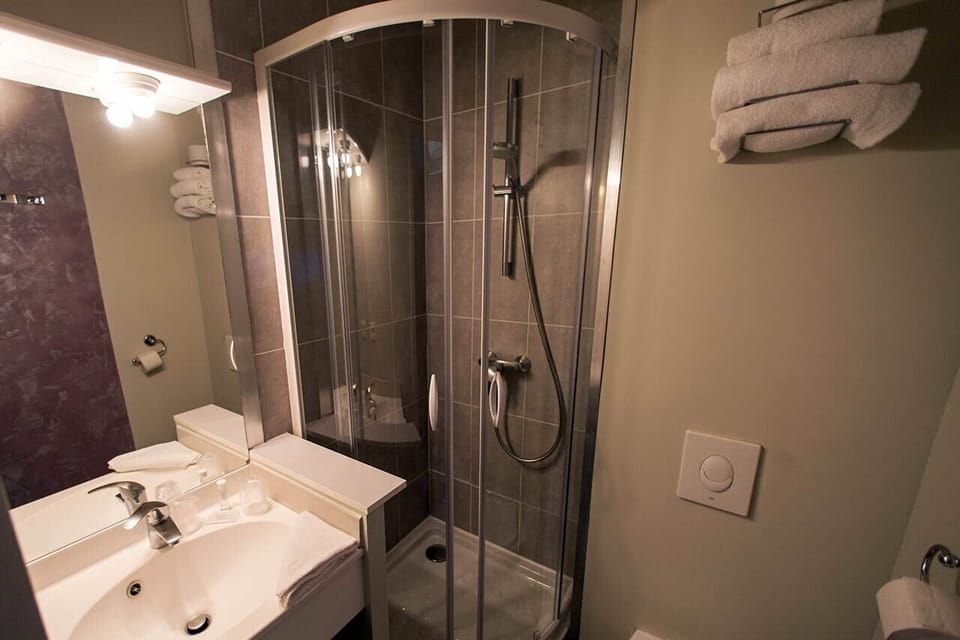 Comfort Single Room | Bathroom | Shower, free toiletries, hair dryer, towels