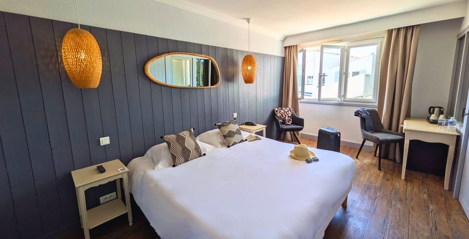 Family Room | In-room safe, individually decorated, individually furnished, desk