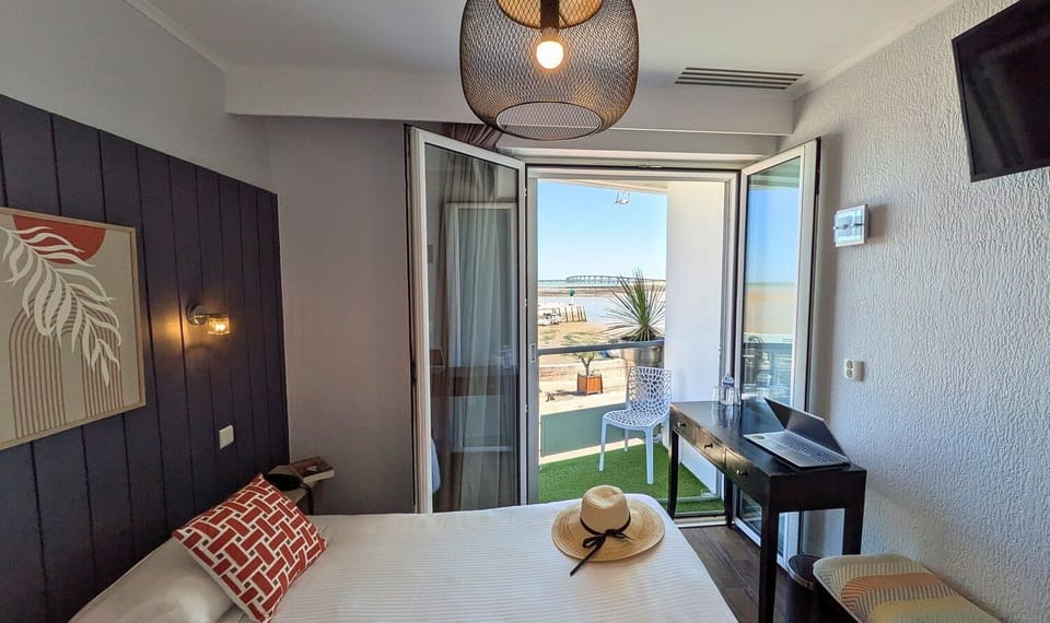 Standard Room | In-room safe, individually decorated, individually furnished, desk