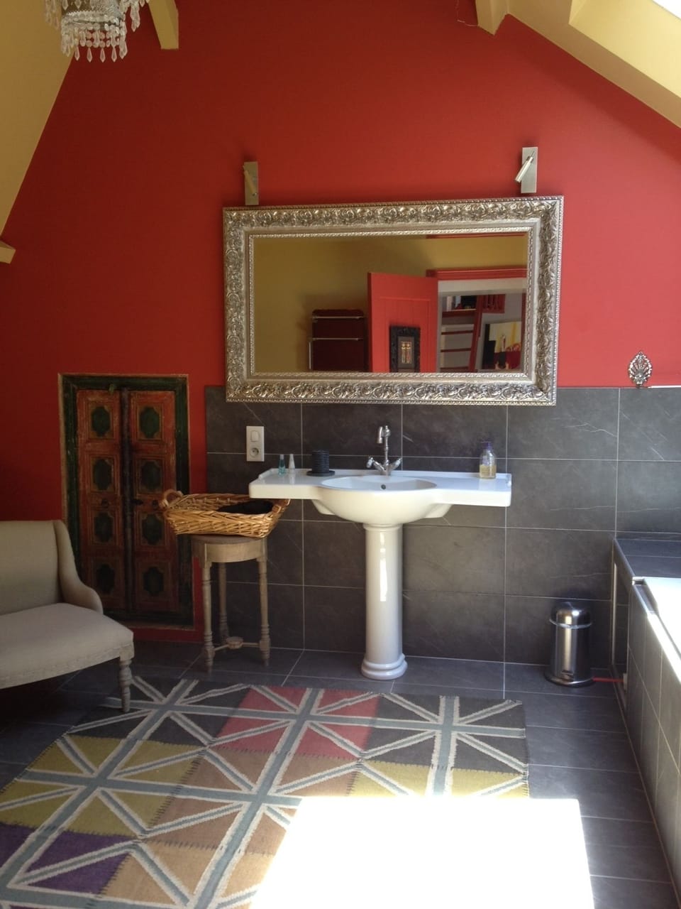 Suite (La Tour) | Bathroom | Shower, free toiletries, hair dryer, towels