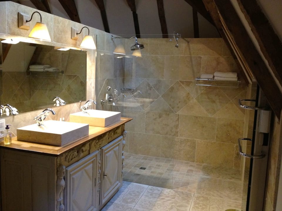 Suite (Louvre) | Bathroom | Shower, free toiletries, hair dryer, towels