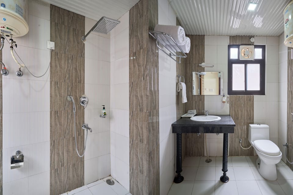 Premium Room | Bathroom | Shower, free toiletries, towels, soap