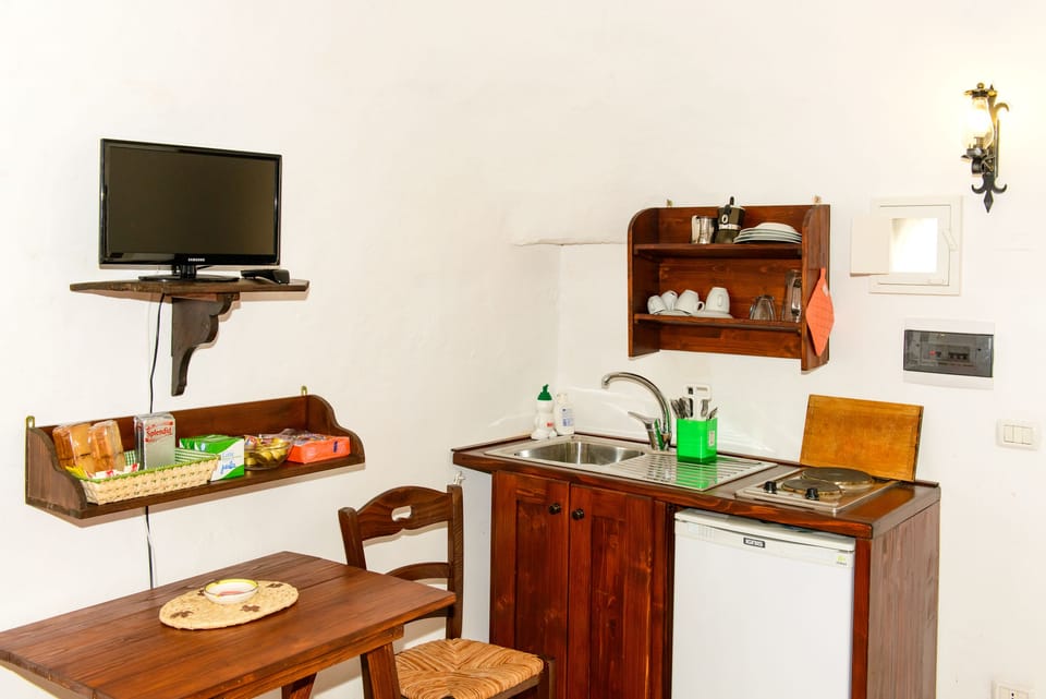 Studio, Garden View (Morello) | Private kitchenette | Fridge, oven, stovetop, coffee/tea maker