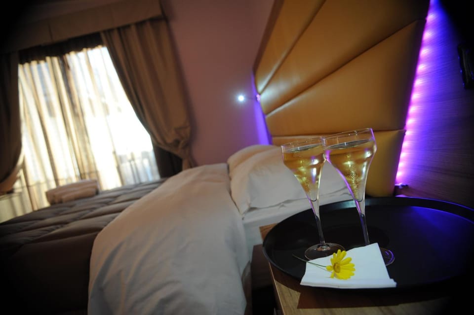 Minibar, in-room safe, desk, cribs (free)