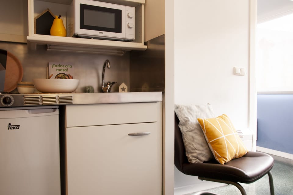 Superior Studio, 1 Twin Bed | Private kitchenette | Fridge, microwave, stovetop, cookware/dishes/utensils