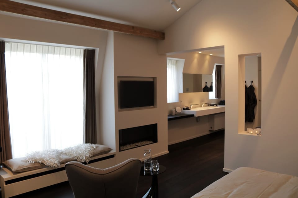 Deluxe Suite, 1 King Bed, City View | 1 bedroom, premium bedding, in-room safe, individually decorated