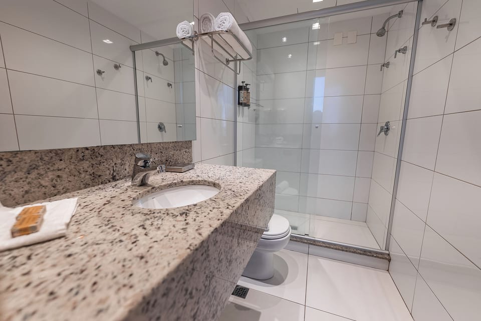 Twin Room (Stilo) | Bathroom | Shower, hair dryer, towels, soap