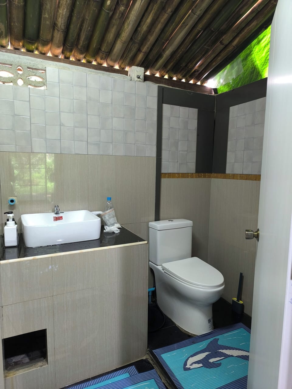 Riverside B. | Bathroom | Shower, free toiletries, bathrobes, slippers