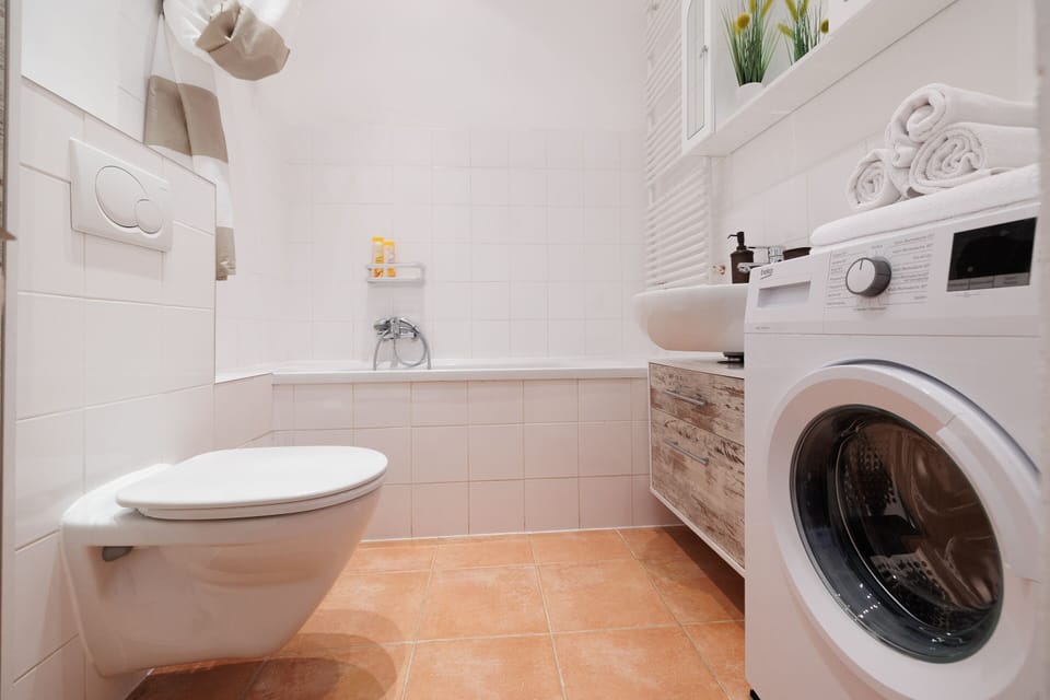 Suite am Naschmarkt | Bathroom | Combined shower/tub, hair dryer, towels