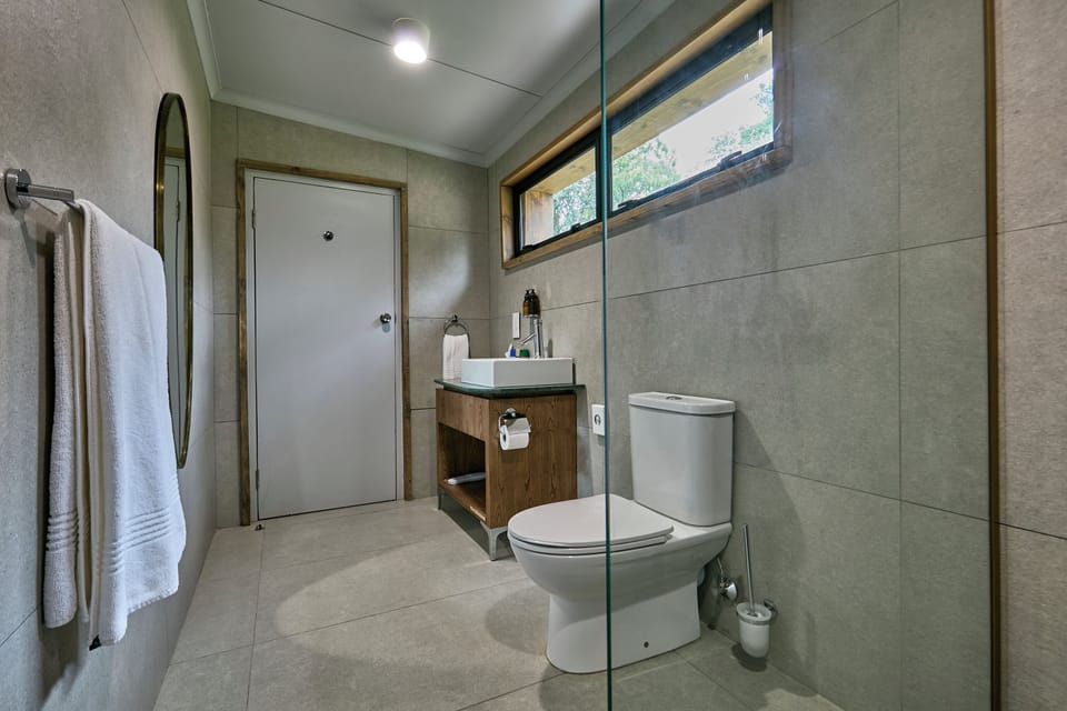 Standard Room, 1 Double Bed | Bathroom | Shower, rainfall showerhead, eco-friendly toiletries, hair dryer