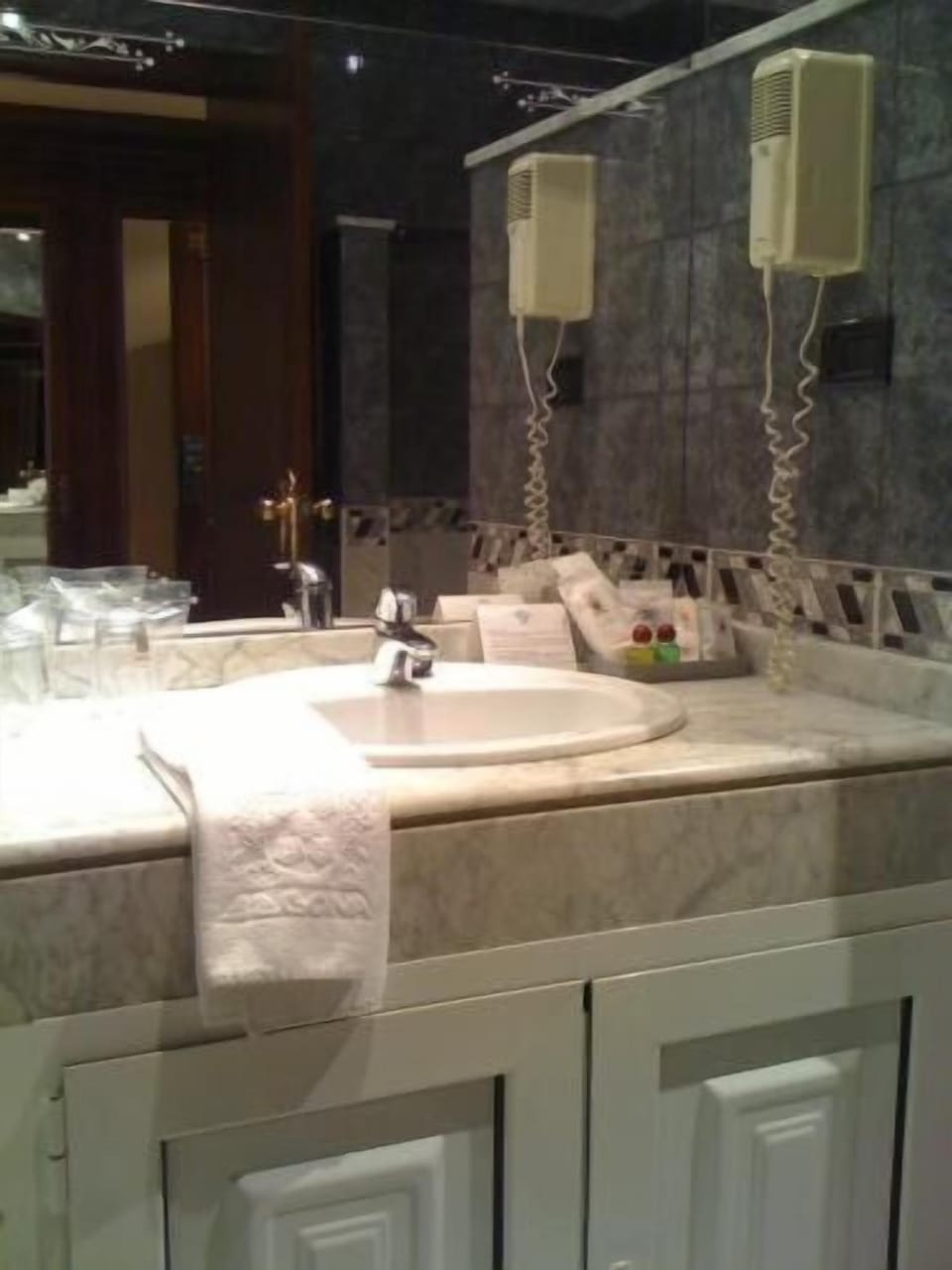 Combined shower/tub, hair dryer, towels