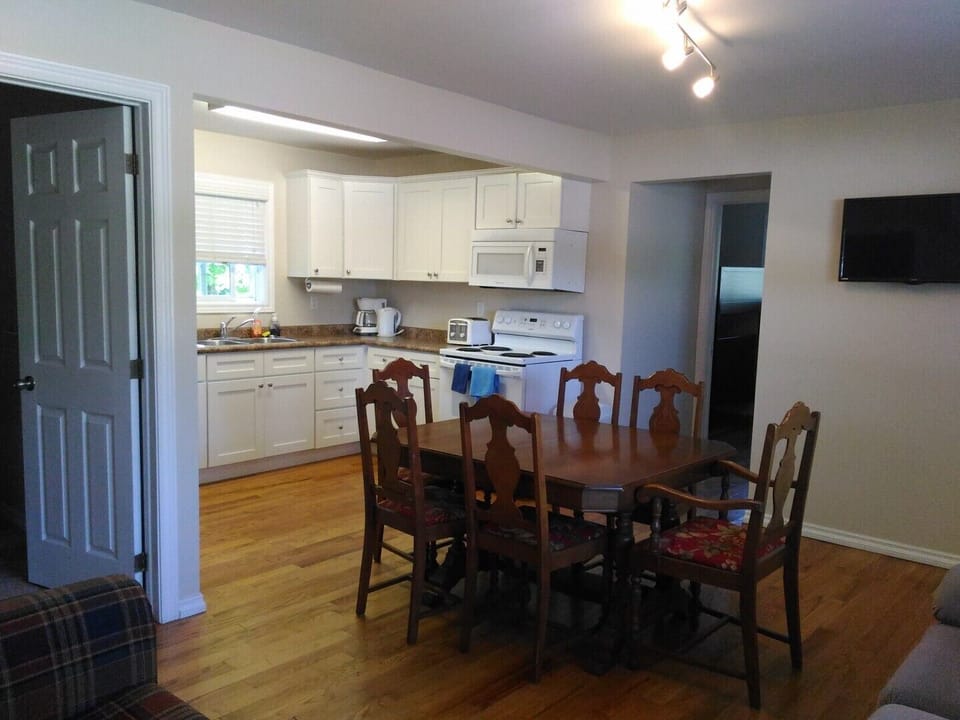 Dining/kitchen area