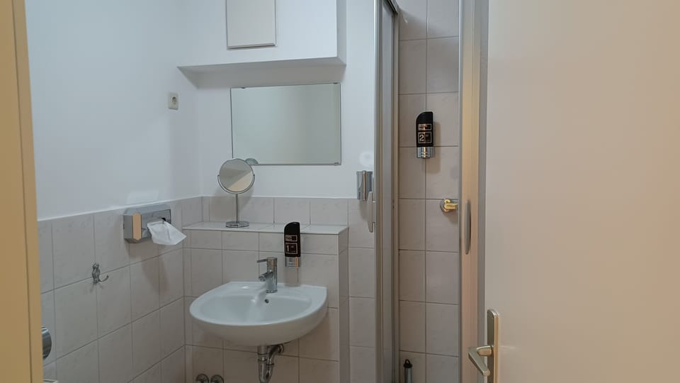 Standard Single Room | Bathroom | Shower, free toiletries, hair dryer, towels