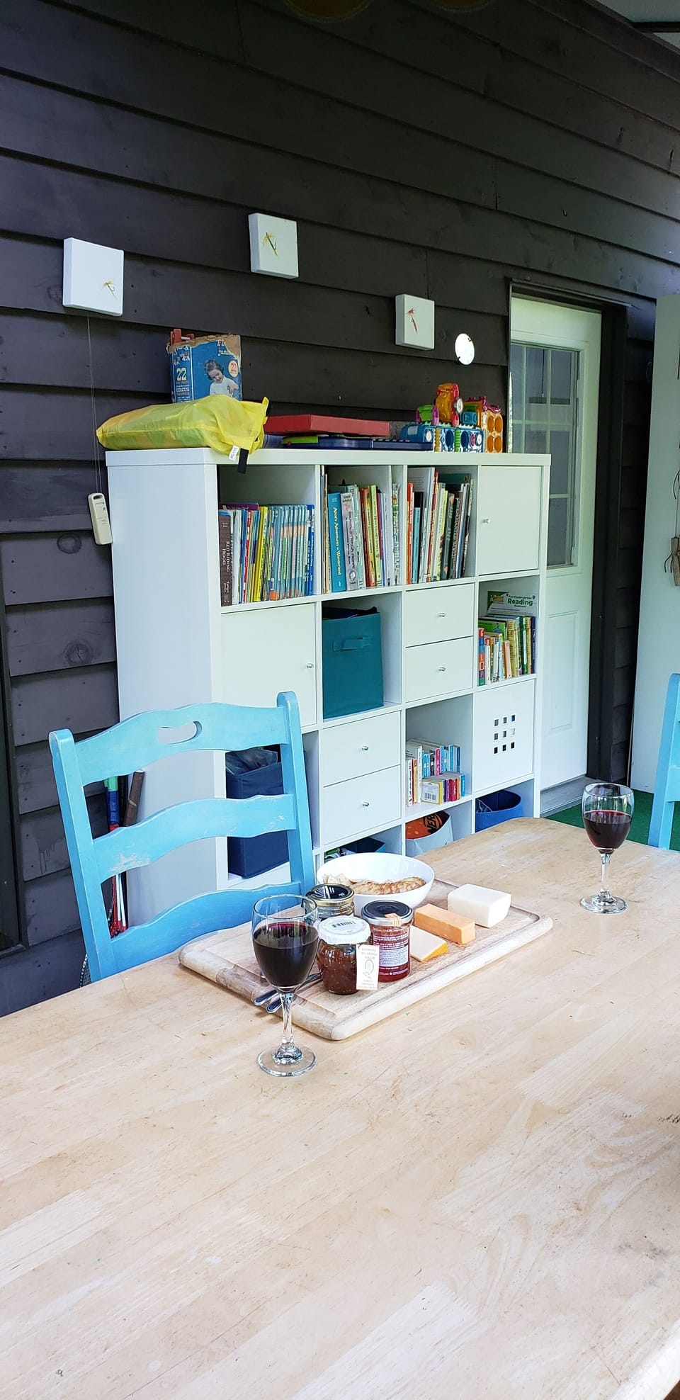 The Muskoka Room (screened-in porch) has books, toys & sports equipment.