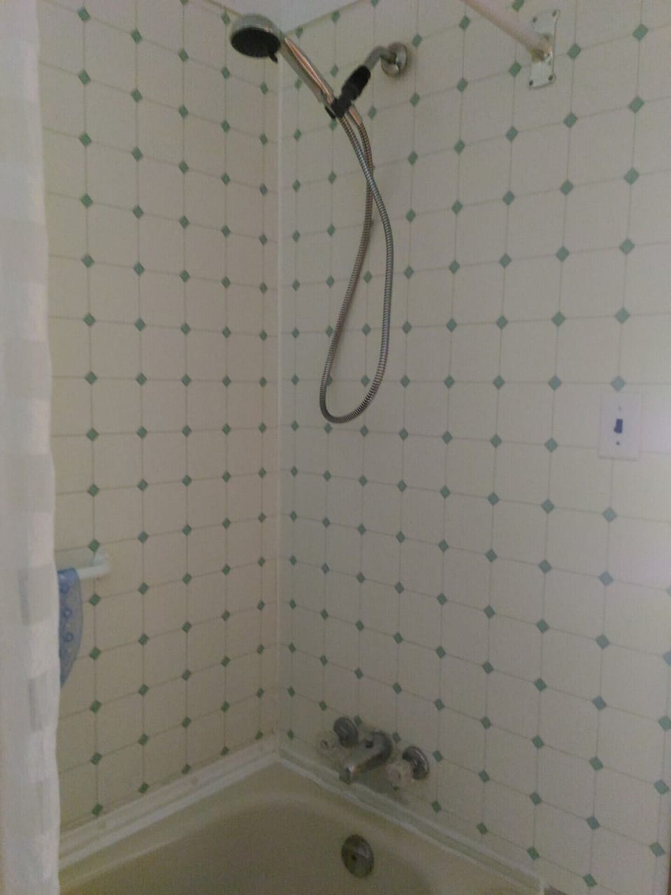 Tub/shower space