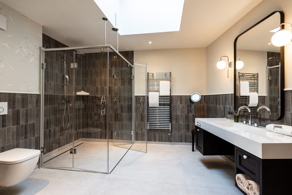 Penthouse 51° Nord | Bathroom | Separate tub and shower, deep soaking tub, free toiletries, hair dryer