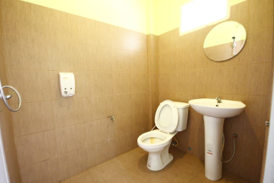 Standard Double Room | Bathroom | Shower, free toiletries, towels