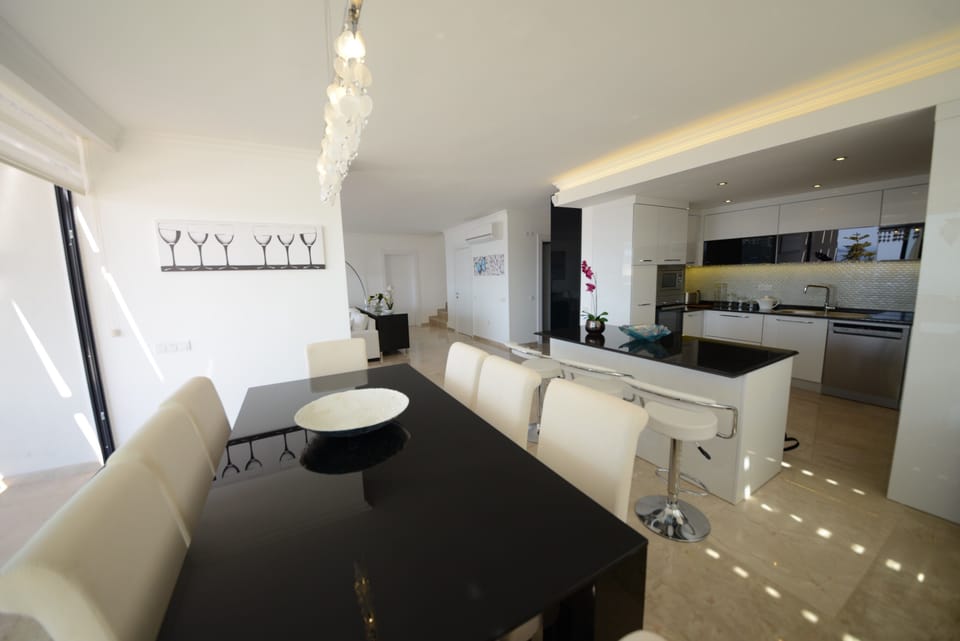 Beautifully furnished, Villa Amycha: open plan kitchen, breakfast bar & dining