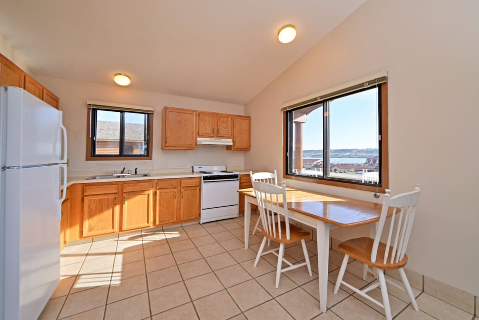 Deluxe Cabin, 3 Bedrooms, Kitchen, Partial Lake View | Private kitchen | Fridge, microwave, coffee/tea maker