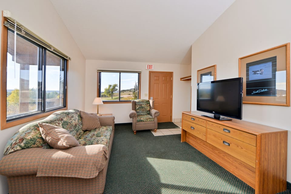 Deluxe Cabin, 3 Bedrooms, Kitchen, Partial Lake View | Individually decorated, individually furnished, bed sheets