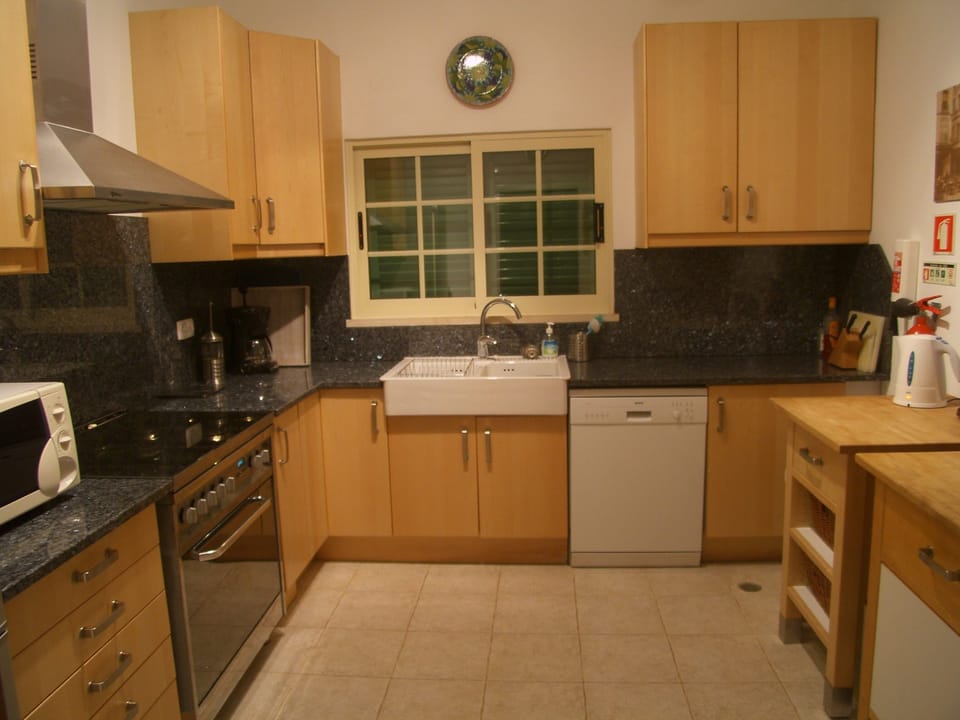 Shaker style kitchen with butler sink