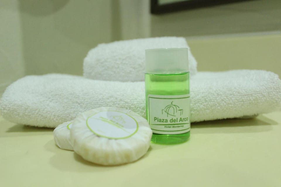 Shower, rainfall showerhead, free toiletries, towels
