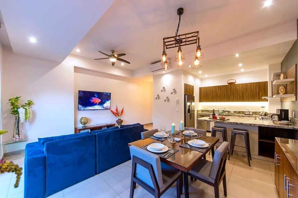 Zenith 307, Dining room. (MYPvRentals)
