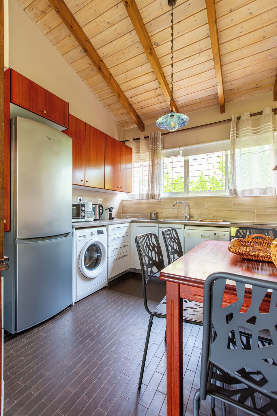 Fully equipped kitchen with dishwasher and washing machine for added convenience. (2)