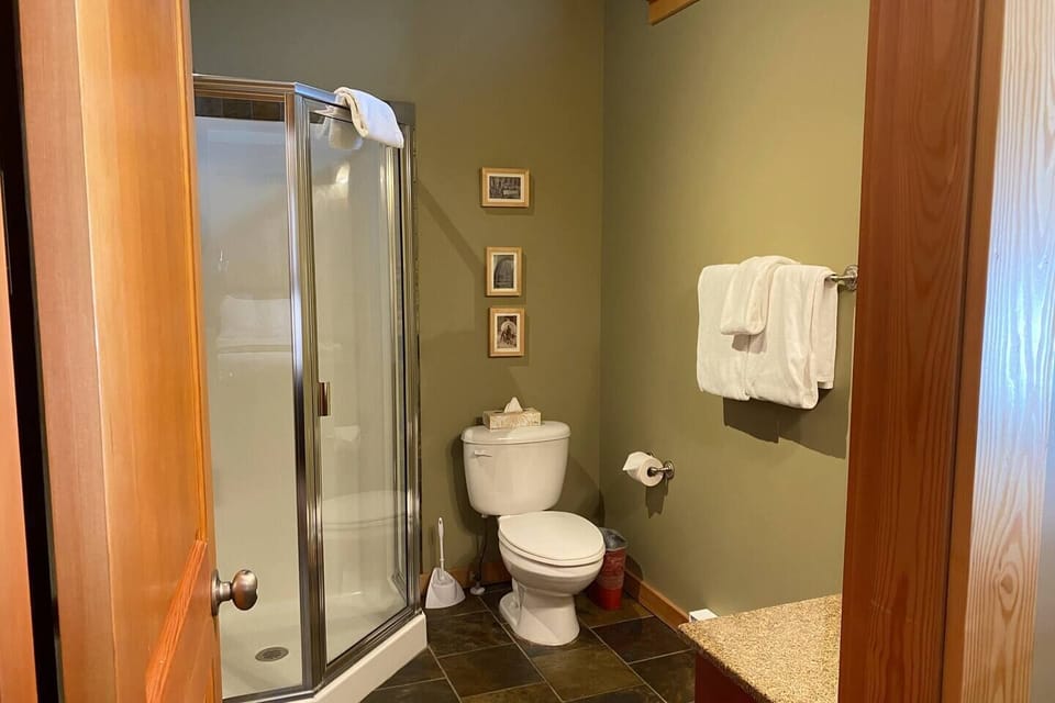 King Ensuite l Shower