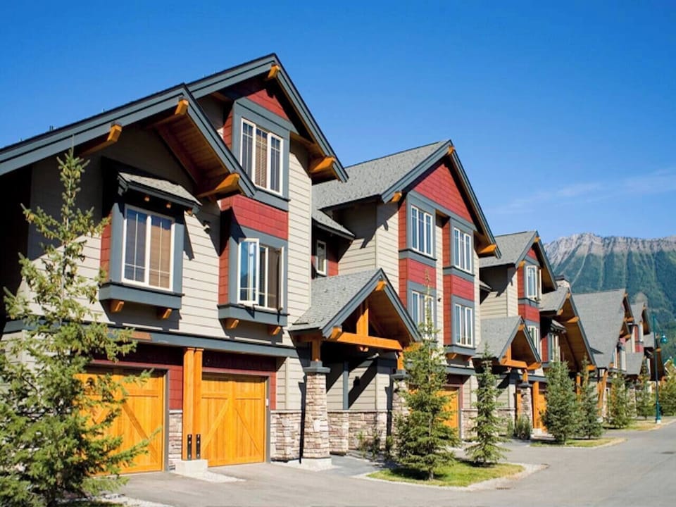 Pinnacle Ridge Condos | 5 Minute Drive to Fernie Alpine Resort or Downtown Fernie