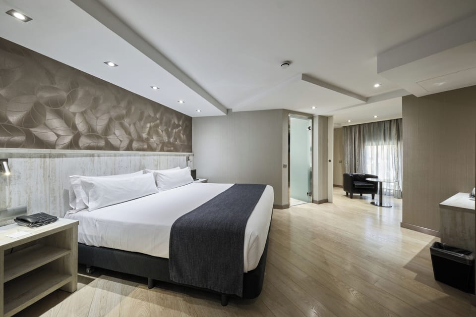 Minibar, in-room safe, desk, iron/ironing board