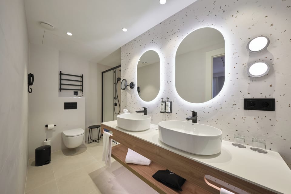 Rainfall showerhead, eco-friendly toiletries, hair dryer, towels