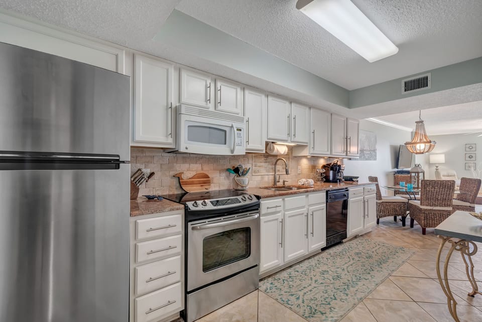 Fully Stocked Kitchen 