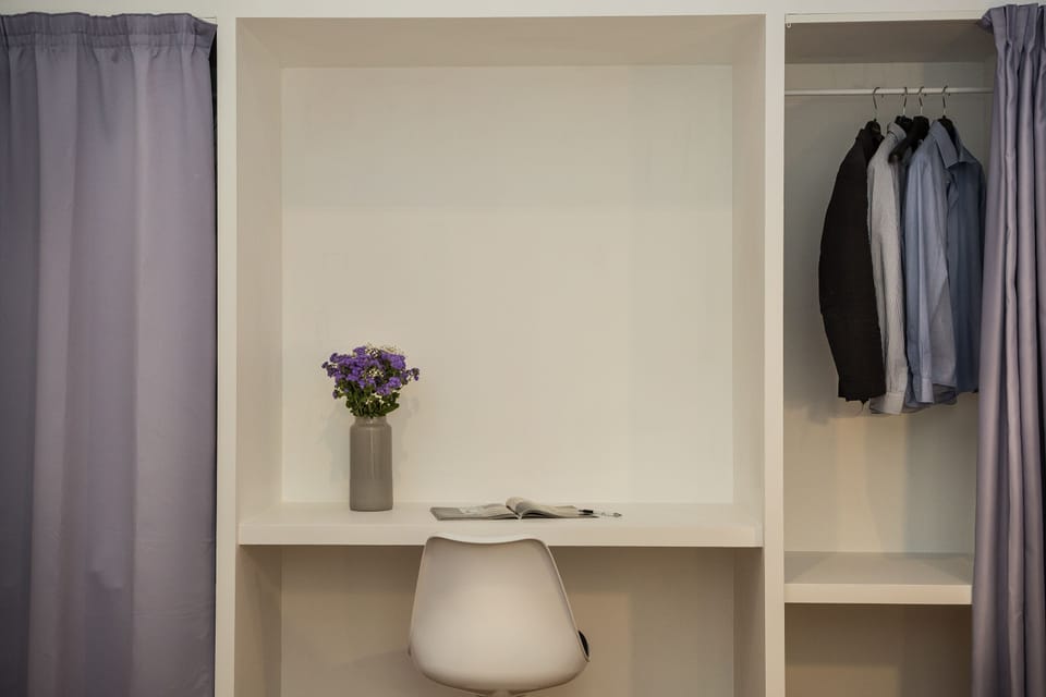 Desk and furniture of the mauve bedroom!