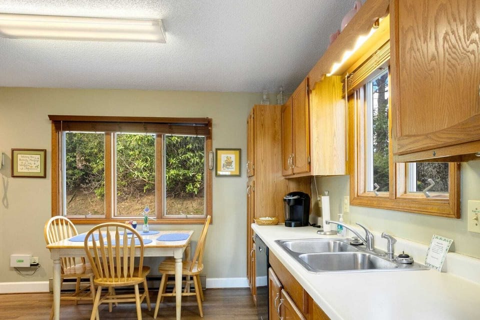 Comfortable Kitchen with Breakfast Nook