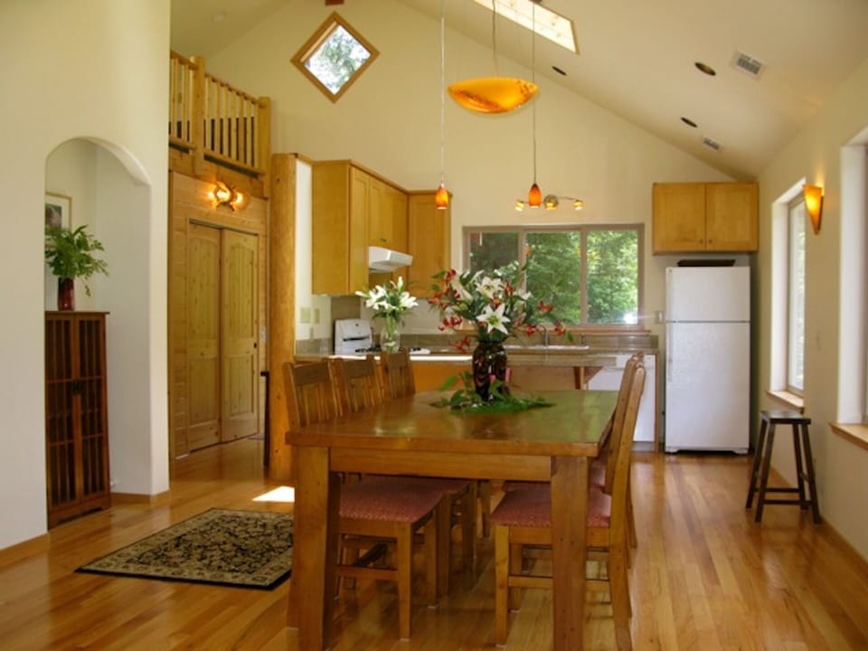 Upper Chalet bright and beautiful kitchen and dining