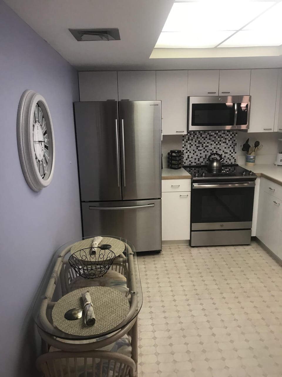 Full Kitchen with Bistro Set