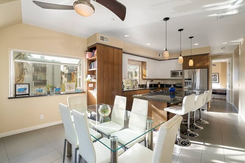 Big open kitchen/dining area