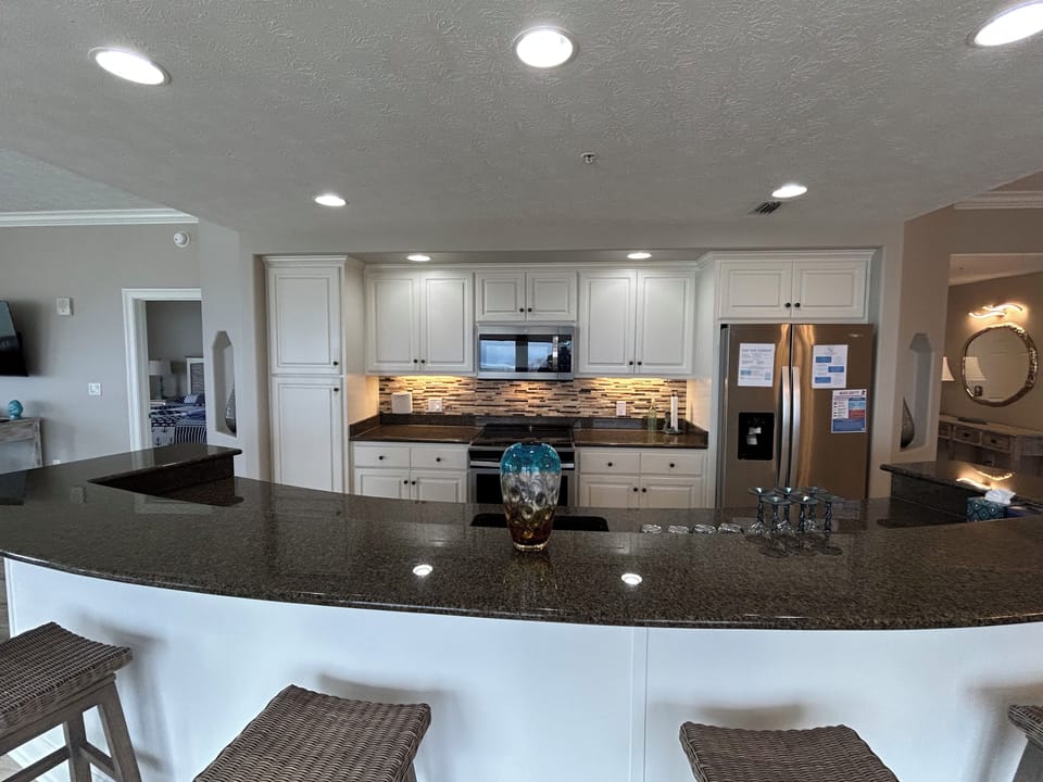 Kitchen w Granite Counters