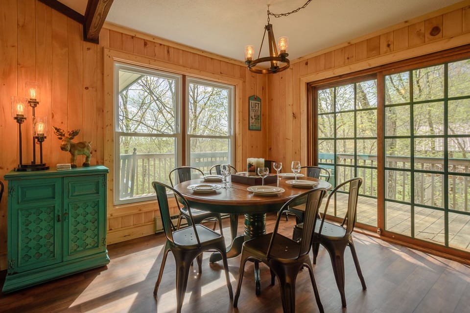 Round Table Dining for Six