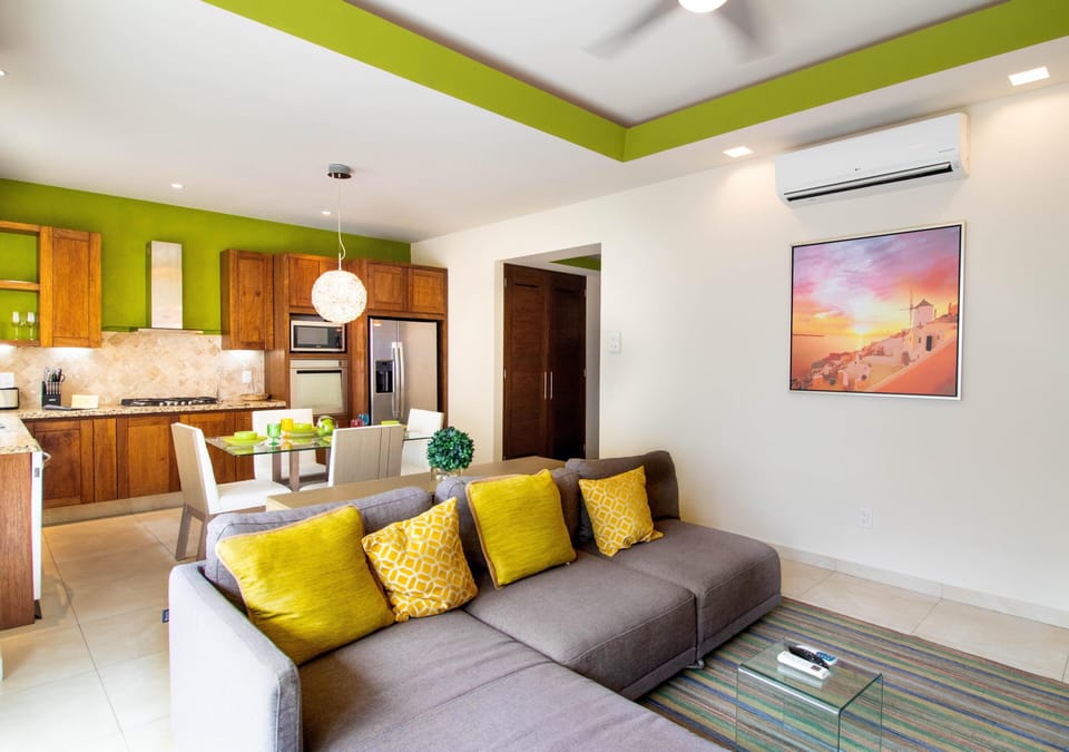 V177 204, Living room. (MyPVRentals)  