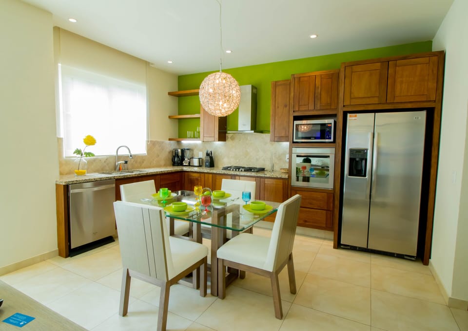 V177 204, Dining room. (MyPVRentals)