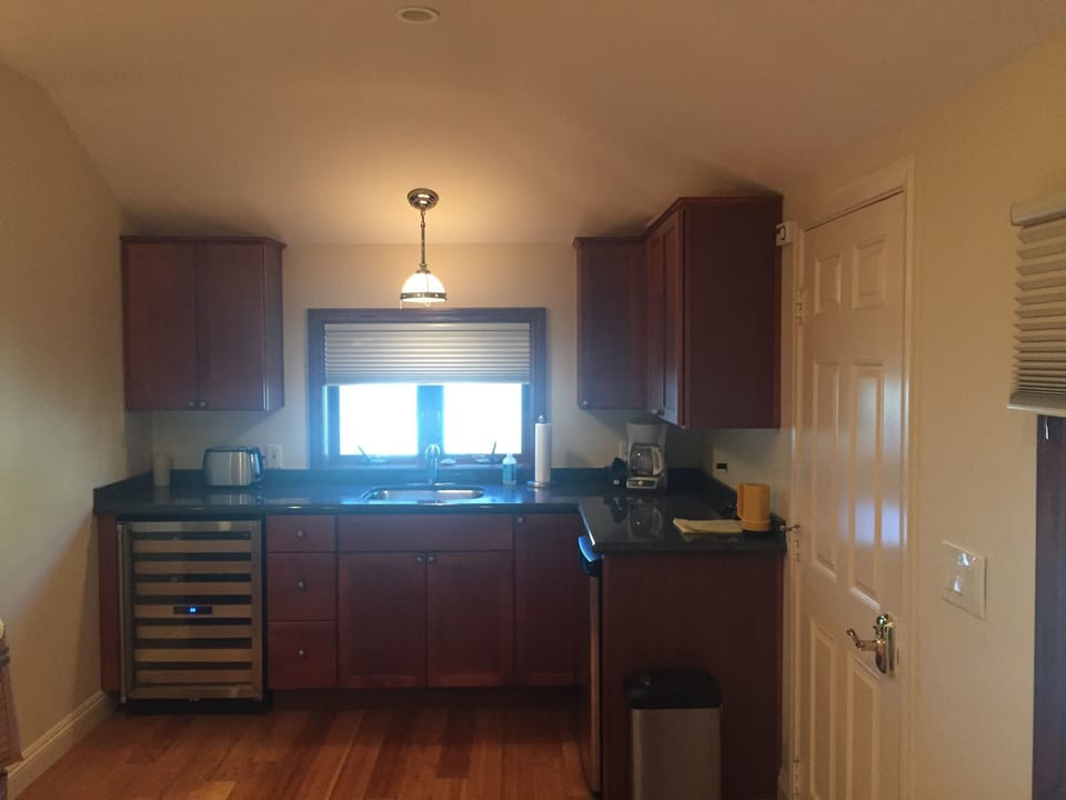 Kitchenette. 